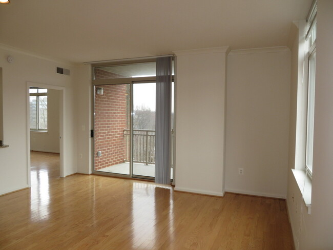 Building Photo - Elan: Great Luxury Condo at East Market! W...