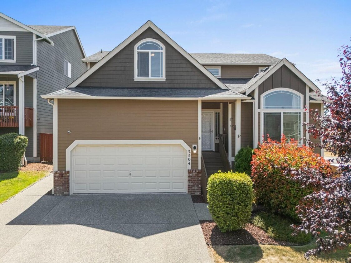 Foto principal - Spacious Corner Lot Home Near JBLM | 4 Bed...