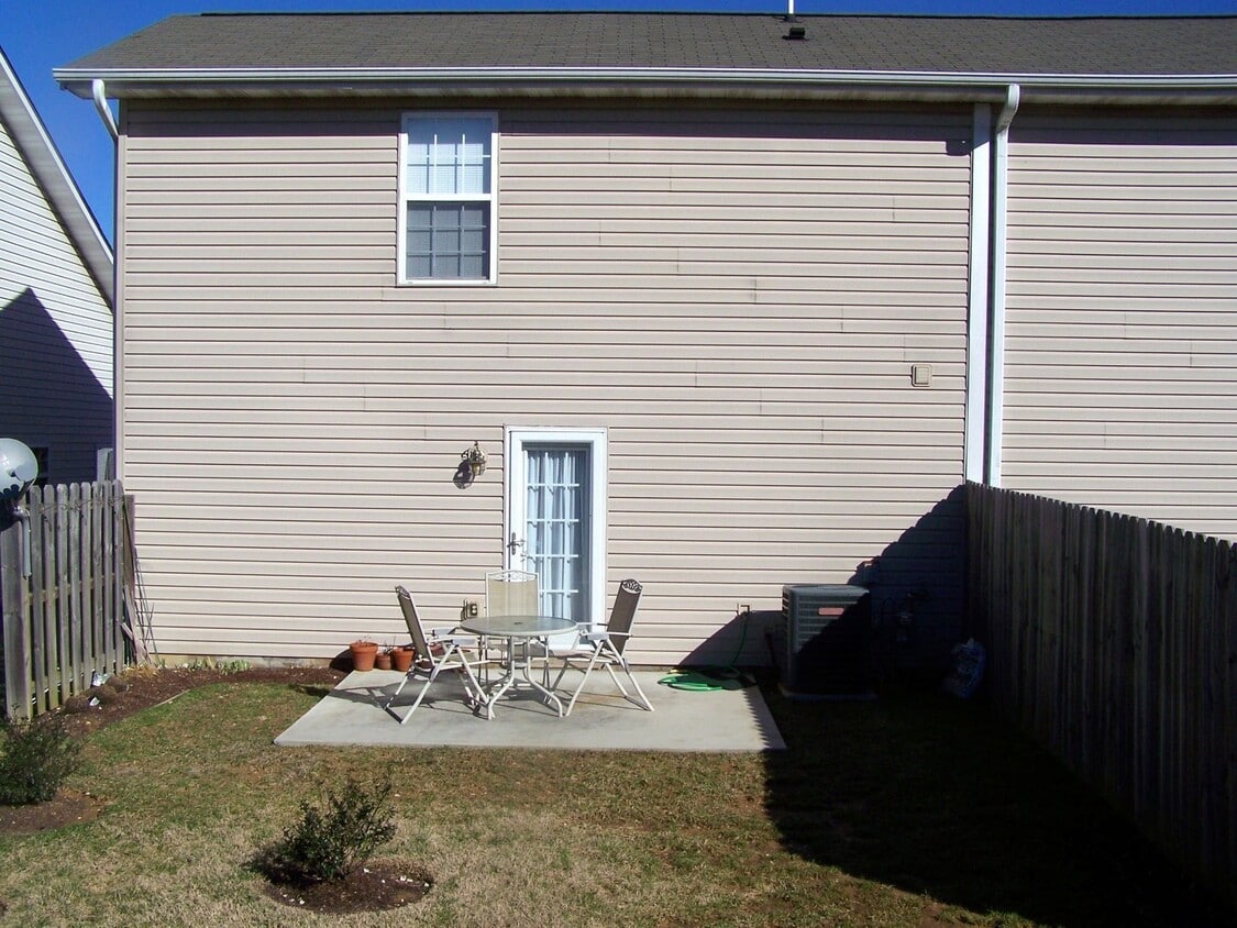 Building Photo - 2 bed, 2 bath, 2 car garage townhouse with...