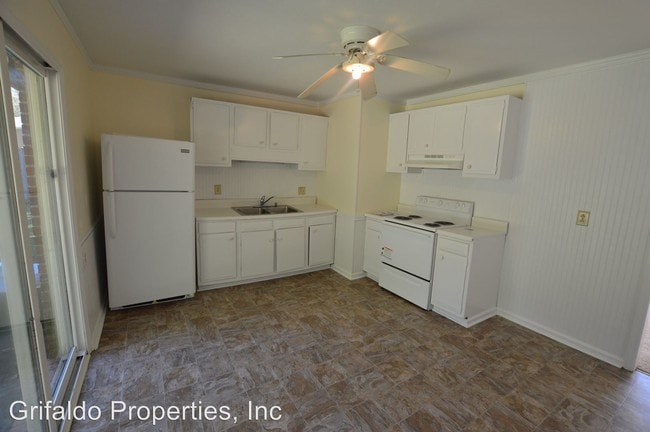 Building Photo - 102 Pineview Rd