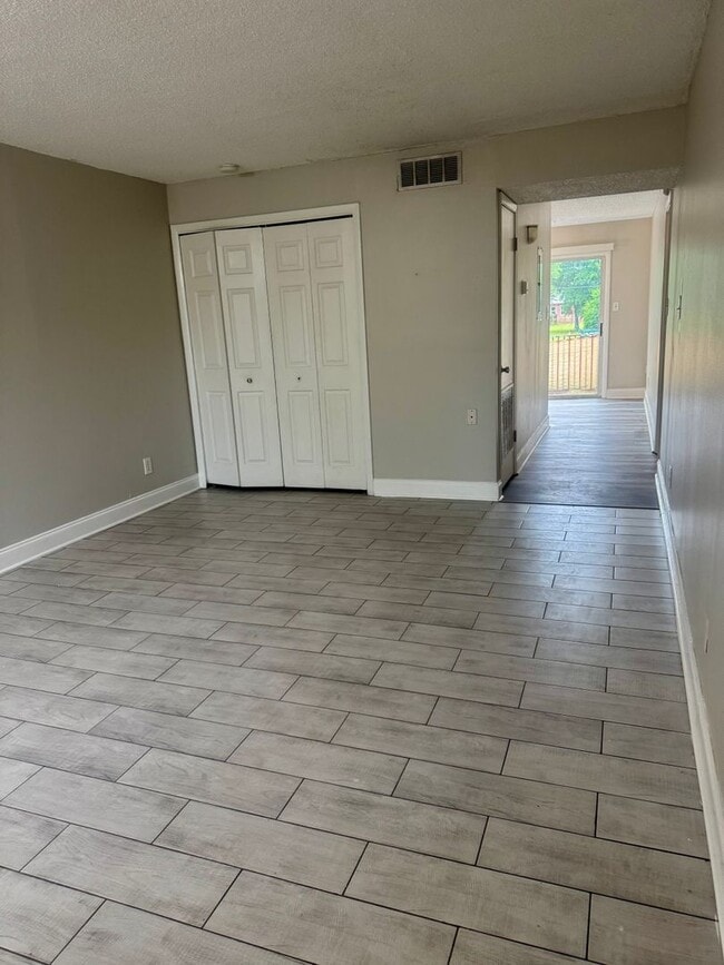 Building Photo - New Listing!