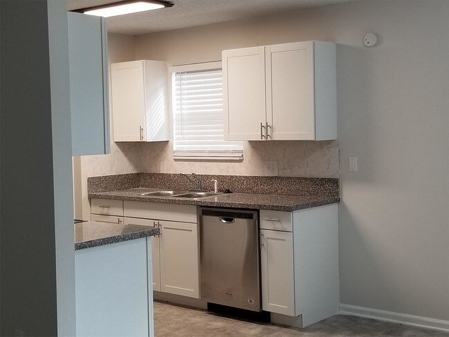 Building Photo - 1594 Twin Oak Dr E