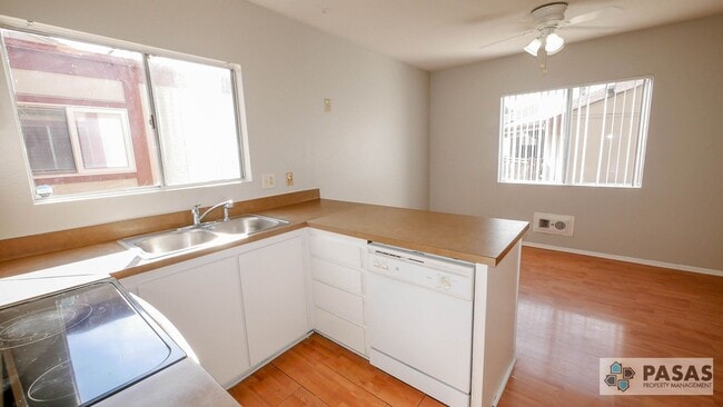 Foto del edificio - 2nd Floor 3 bed/2 bath Condo!