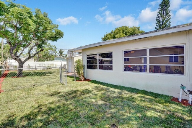 Photo - Spacious and beautiful home with a fenced backyard!