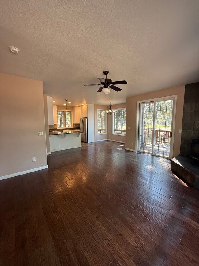 Building Photo - 3 Bedroom 2.5 Bath in Latakomie Shore