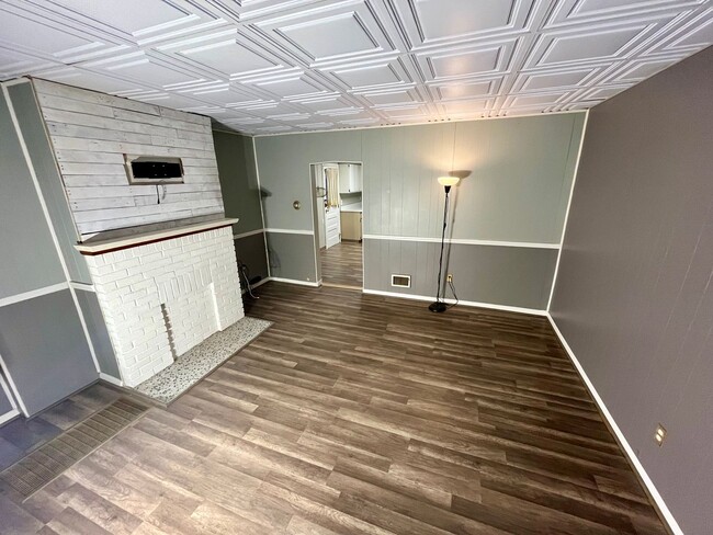 Building Photo - Newly Updated Townhouse in Mt. Washington ...