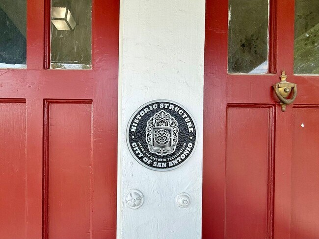 Foto del edificio - A Timeless Gem Awaits - Elegant Historic Home Nestled in the Heart of Los Angeles Heights Keyston...