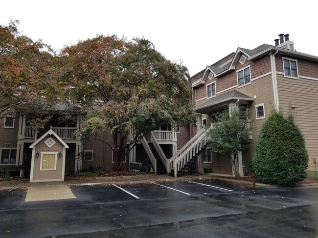 Building Photo - Fabulous 2 BR, 2.5 BT Eastover condo.
