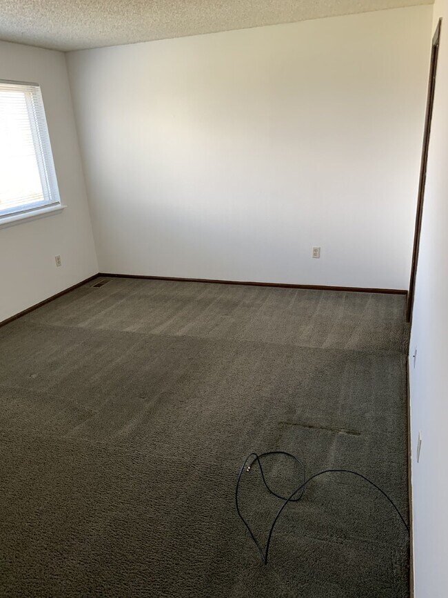 Building Photo - 2 Bdrm/2Bath with 2 Car Garage