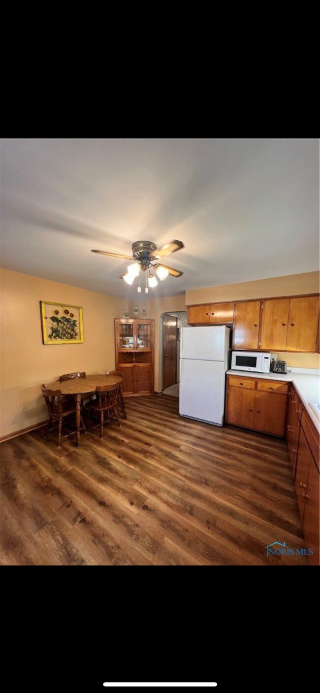 Building Photo - 240 E Perrin Ave