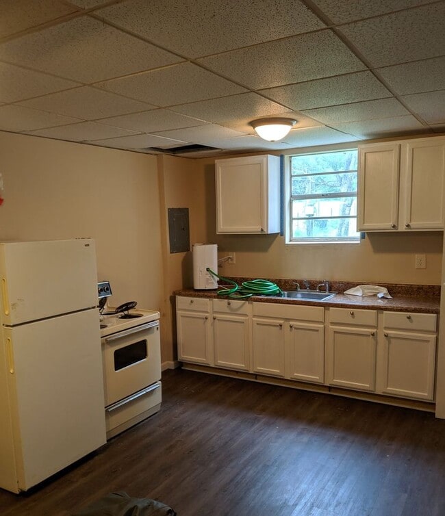 Kitchen - 1026 S Bear Creek Rd