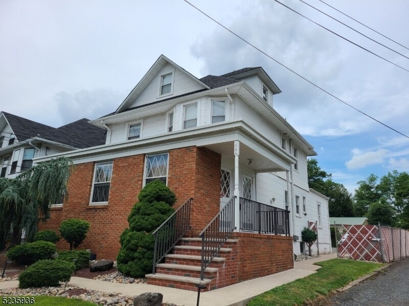 Primary Photo - 122 Somerset St