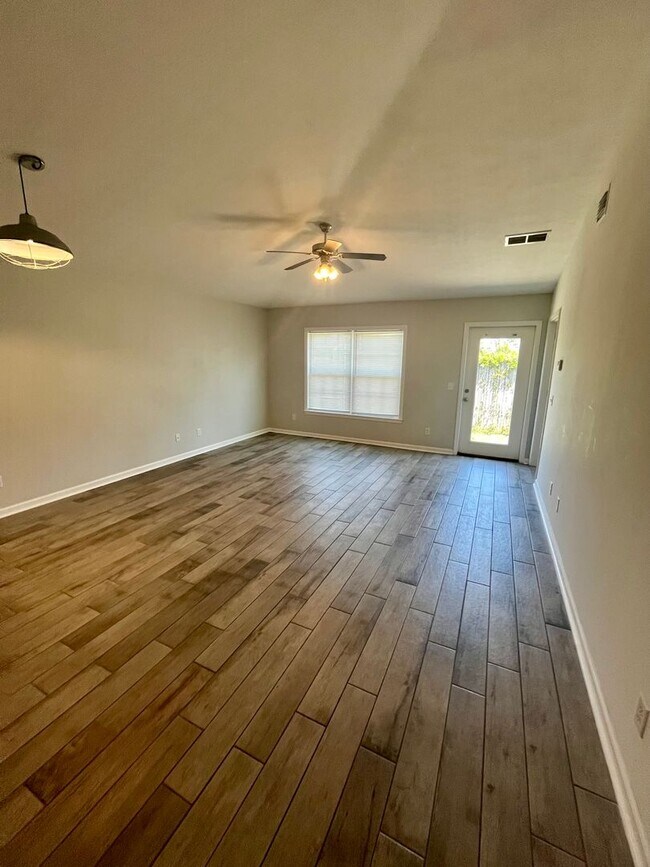 Building Photo - 3b/2Bth Home