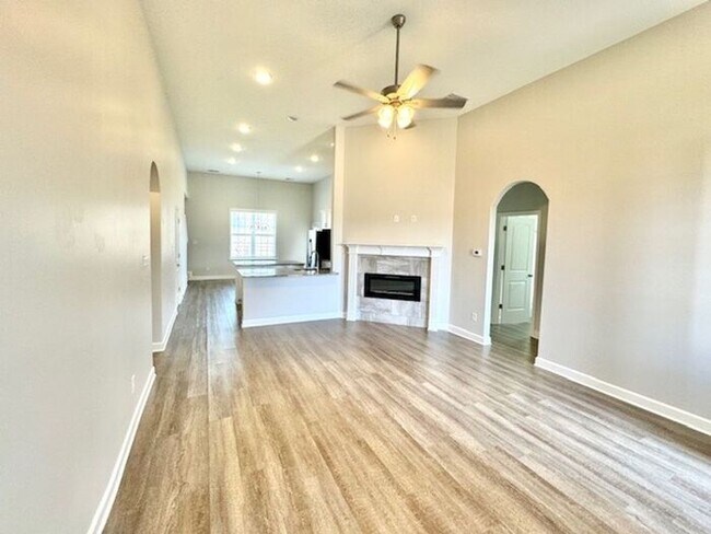 Building Photo - Now Leasing a4 Bedroom 3 Bath Home Now Ava...