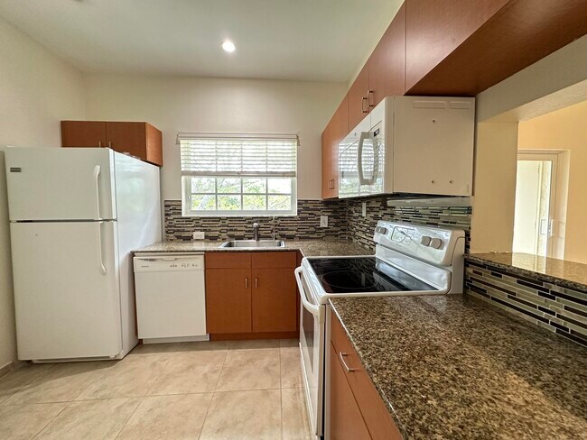 Building Photo - 680 Cypress Club Way