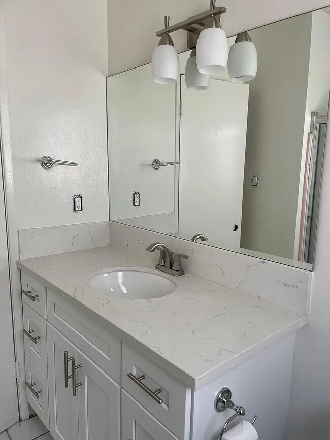 Building Photo - Live in comfort and style in this bright and spacious 1-bedroom unit located in the heart of Stud...