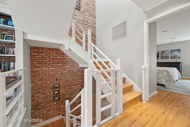 Building Photo - 805 W Wolfram St