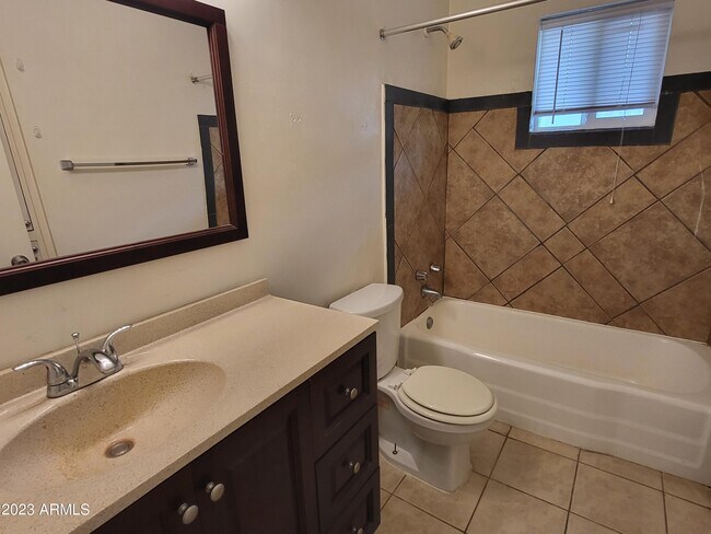 Foto del edificio - 1851 E Yale St