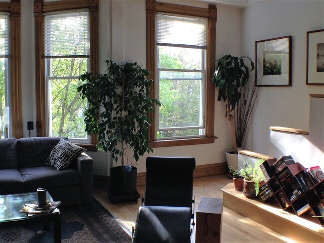 Foto del edificio - 3023 N Seminary Ave