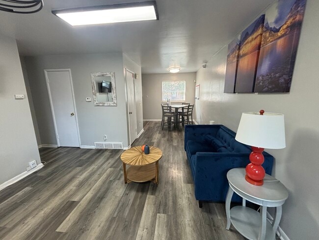 Building Photo - Colonial Park