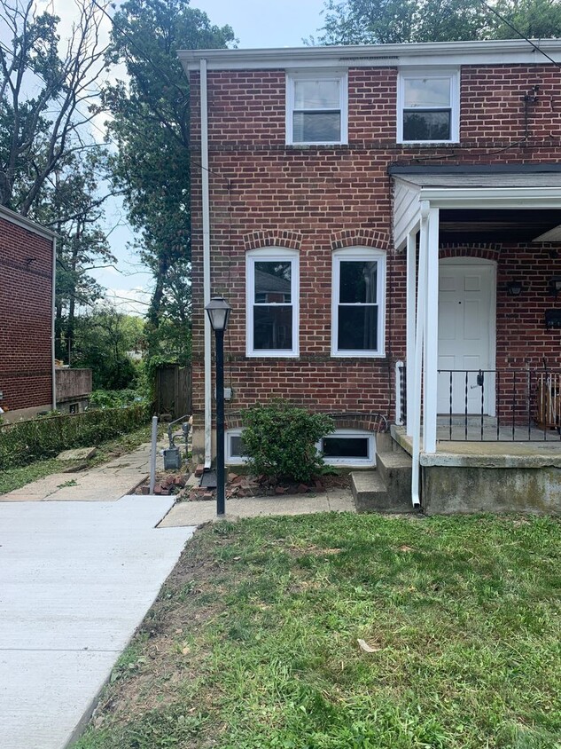 Foto principal - 2 Bedroom, 1 Bath Townhome in Towson, Larg...