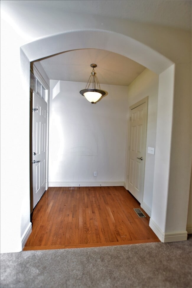 Building Photo - 1004 S Gate Cir