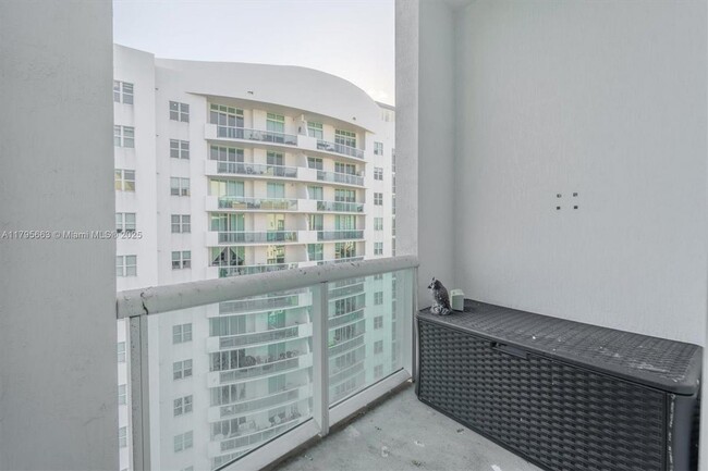 Foto del edificio - 7910 Harbor Island Dr