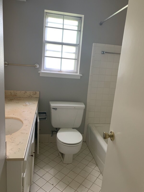 Building Photo - 2533 E Skelly Dr