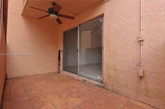 Foto del edificio - 7230 Fairway Dr