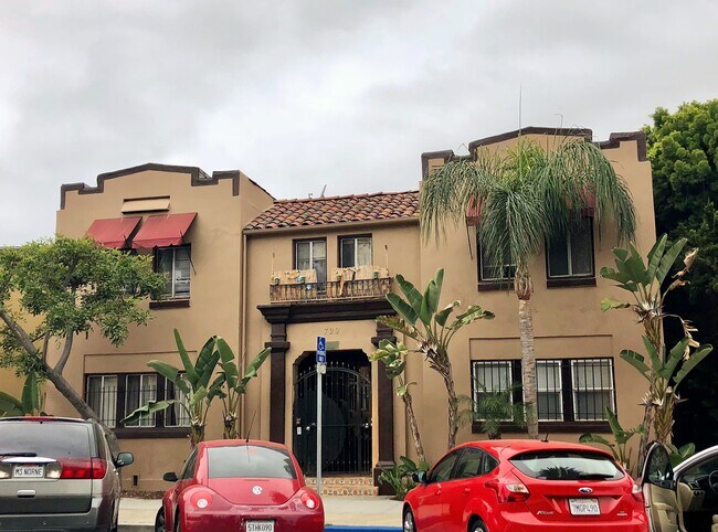 Frente del edificio - 729 Elm Ave