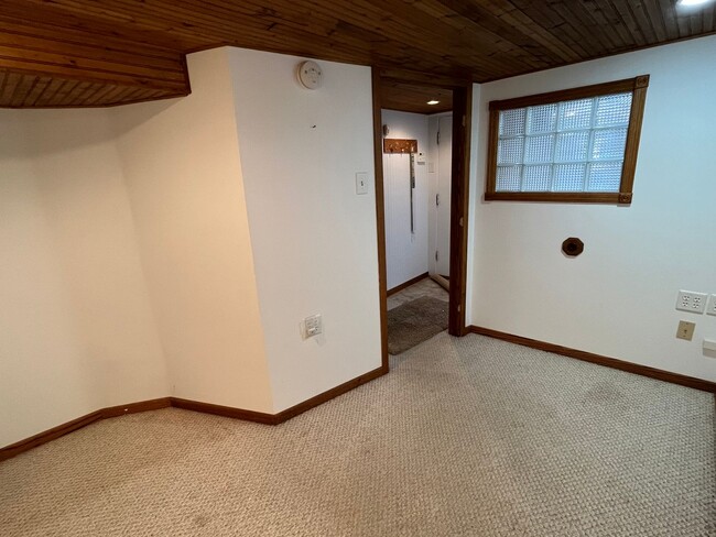 Building Photo - Two Bedroom, Two Bathroom Single Family Ho...