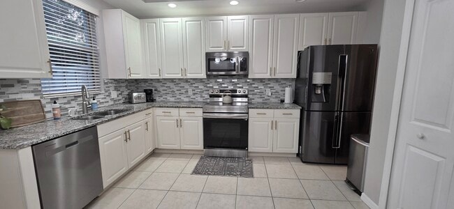 Foto del edificio - 1355 Mariposa Cir