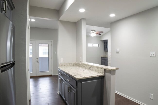 Foto del edificio - Newly Renovated Two Bedroom Condo in Oak Lawn