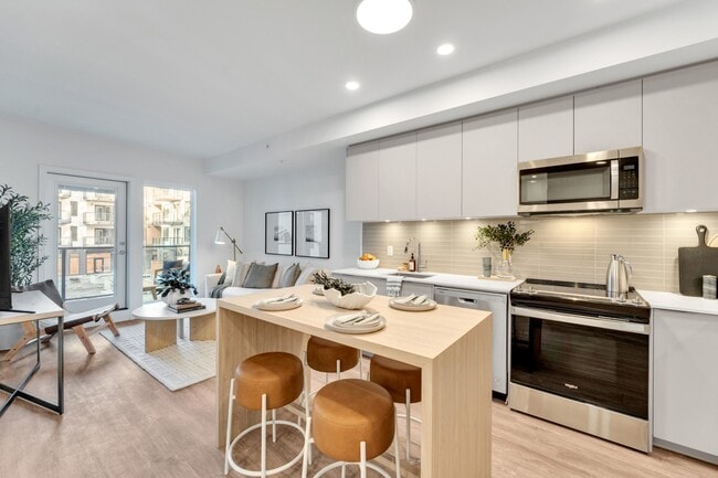 Building Photo - 2515 Hackett Crescent