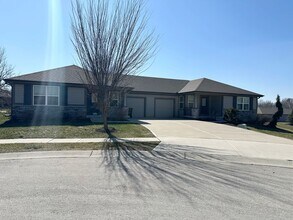 Building Photo - 8221 SE Maple Ct