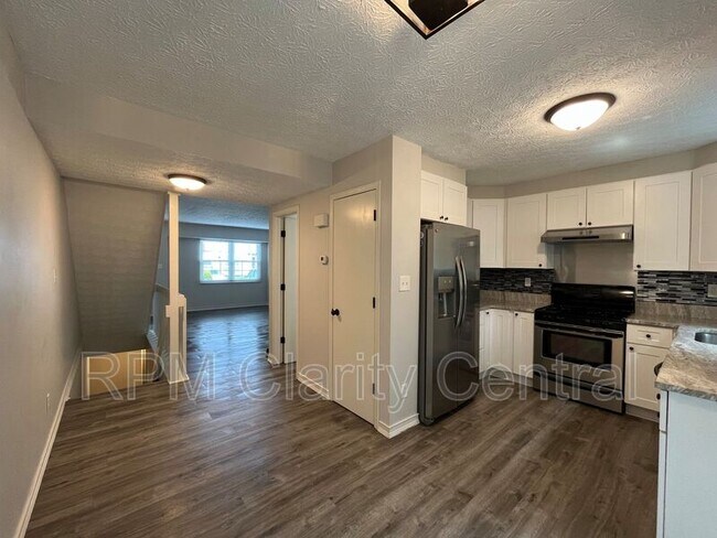 Building Photo - 869 Charnwood Ln