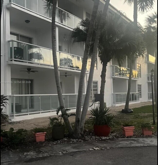 Foto del edificio - 1600 NE 114th St