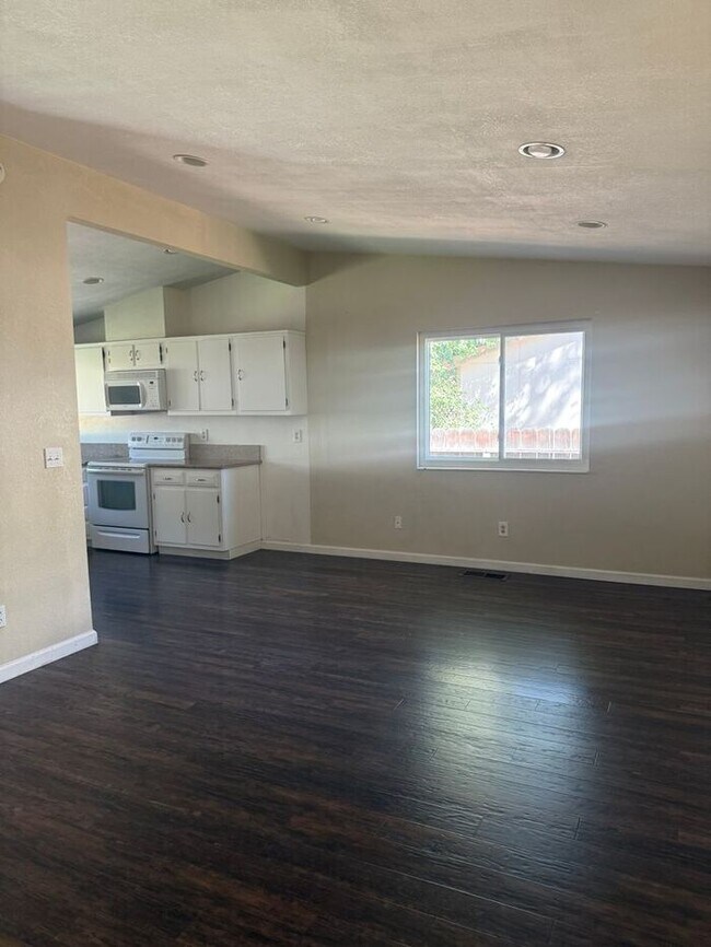 Foto del edificio - Spacious 3-Bedroom Home in Reno with a Large Backyard