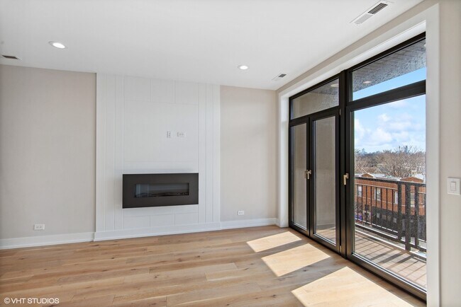 Foto del edificio - 3332 W Irving Park Rd