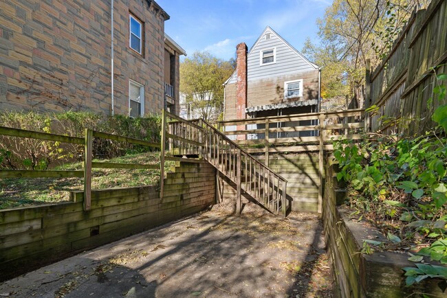 Building Photo - SCORE 50% OFF 1ST MONTH'S RENT IF SIGNED BY DEC 5! Cozy 3 Bedroom home in McKees Rocks available ...