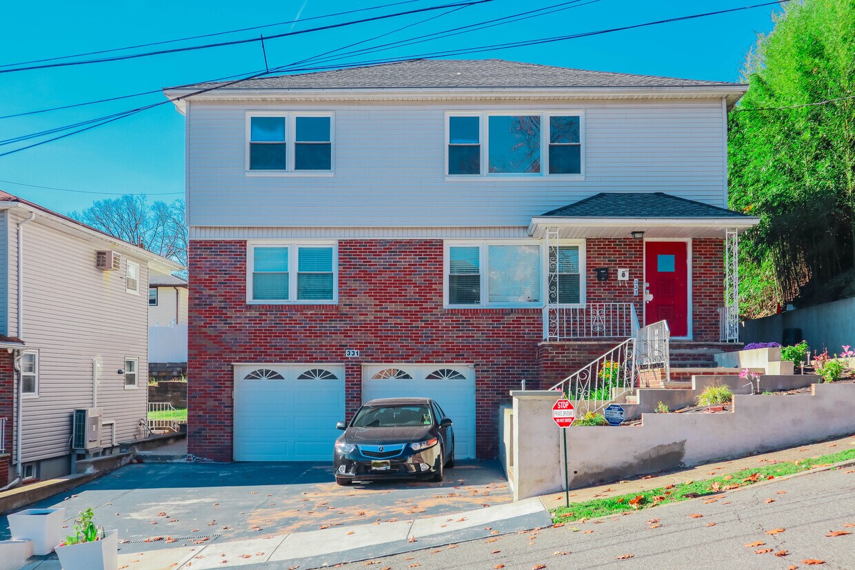 Primary Photo - 331 Rossiter Ave