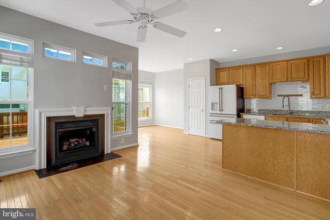 Foto del edificio - 7355 Bloomington Ct
