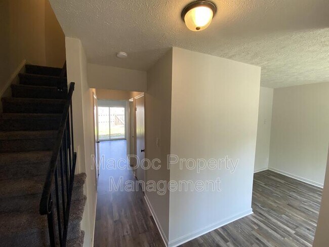 Building Photo - 123 Oak Dr