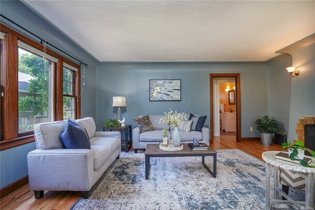 Living Room - 1215 N Anderson St