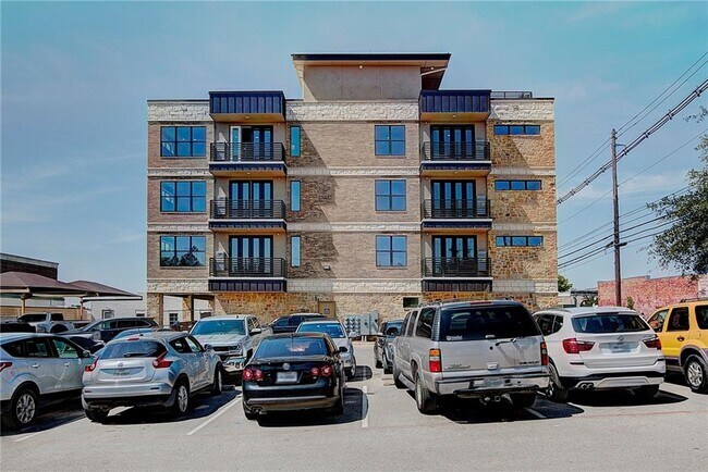Building Photo - 810 S Rock St