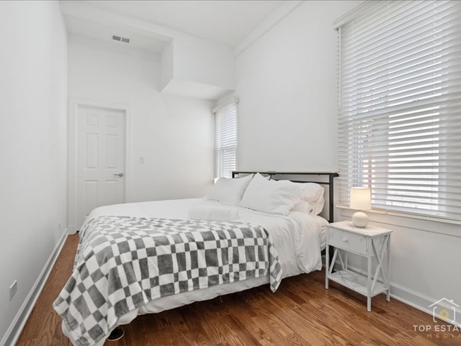 Building Photo - 3529 S Indiana Ave