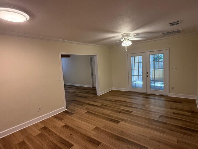 Foto del edificio - 2031 Charter Oaks Dr