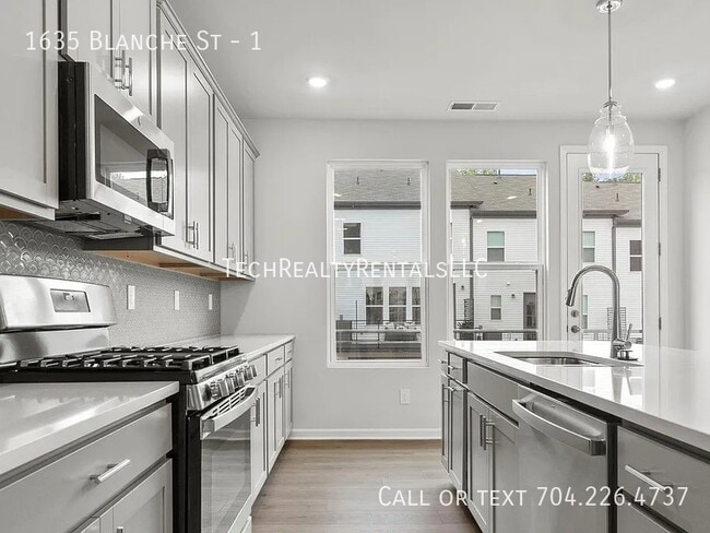 Building Photo - 1635 Blanche St