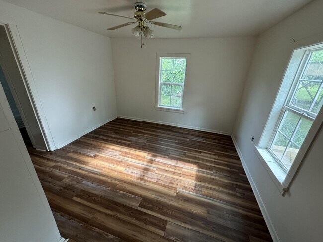 Photo - 872 Youngs Ln House