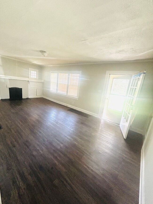 Building Photo - 3 BEDROOM HOME AVAILABLE IMMEDIATELY!